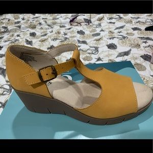 Cliffs yellow platform sandals. Size 7